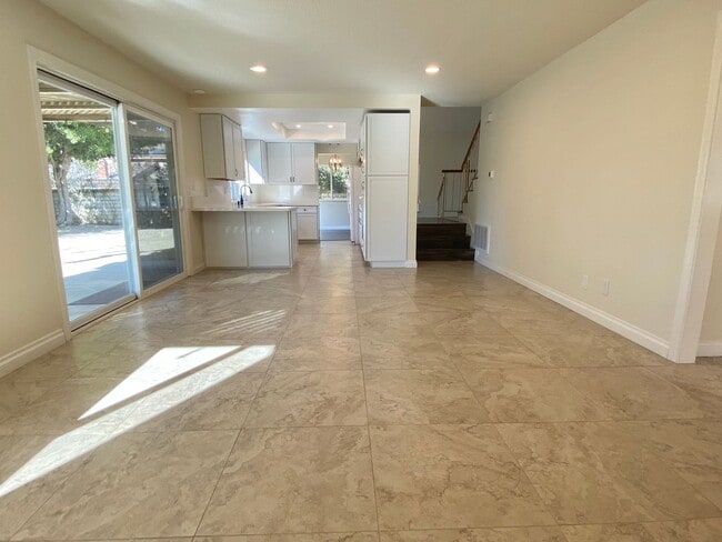 Building Photo - Gorgeous 3 bed 3 bath home in Thousand Oaks - First Time Rental!