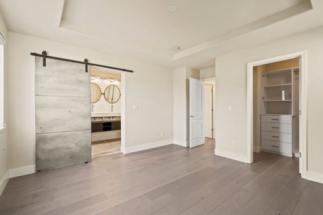 Building Photo - VERSATILE LUXURY LIVING IN RIVERMARK CORNE...
