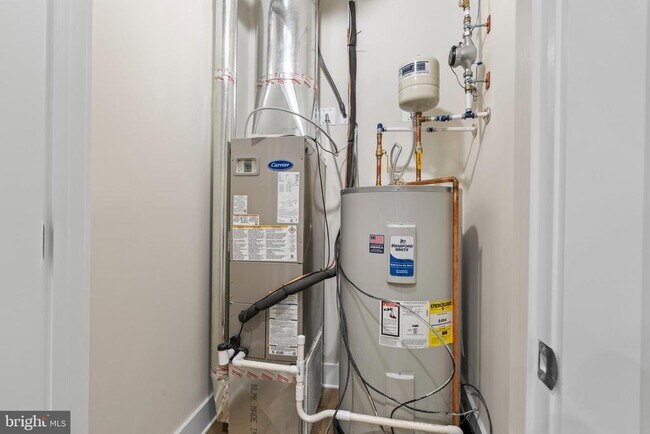 Building Photo - 30 W Broad St