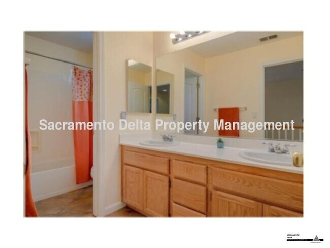 Building Photo - Gorgeous 4bed/3bath 2 story Home in Davis