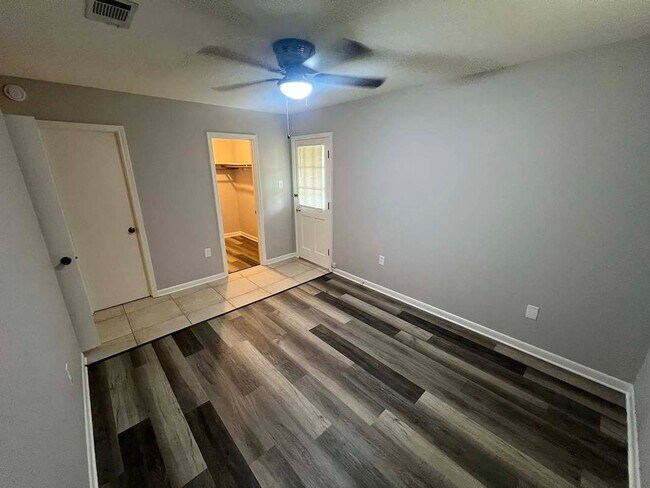 Building Photo - 1114 Willow Creek Dr