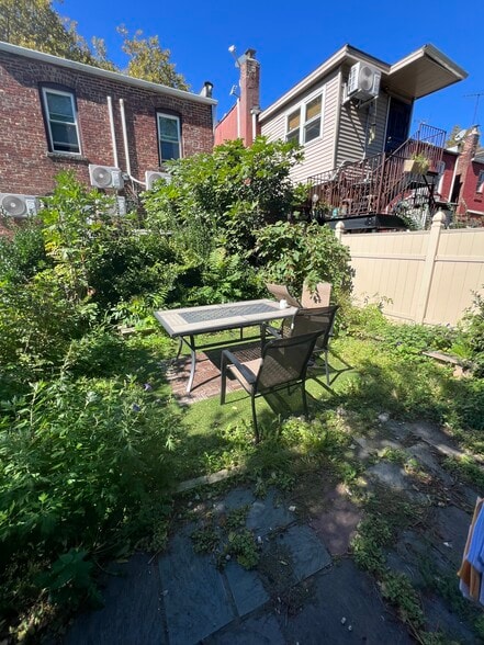 Picnic area - 437 Locust St