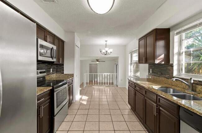 Building Photo - 8413 Shady Glen Dr