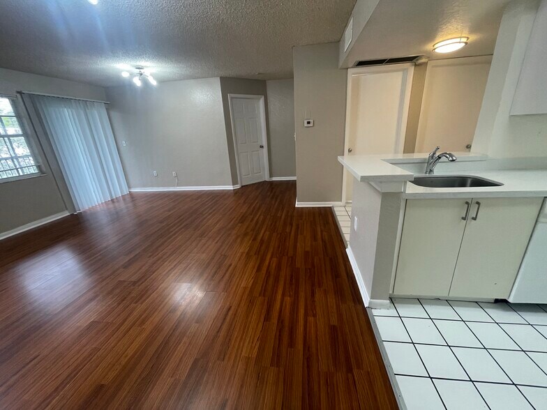 Building Photo - 2803 N Oakland Forest Dr