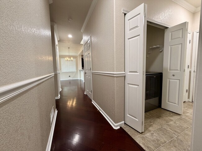 Building Photo - 653 Millet Cir