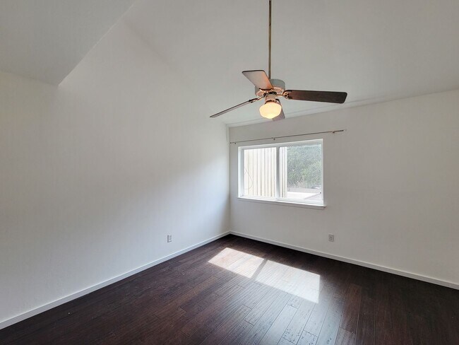 Building Photo - Stylish Townhouse in Prime Location – Walk...