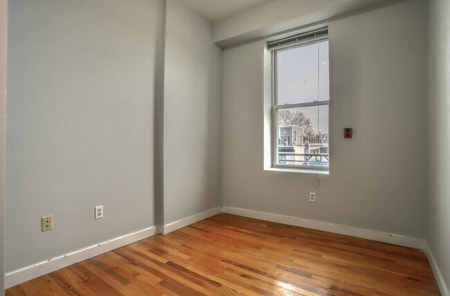 Building Photo - 703 Park Ave