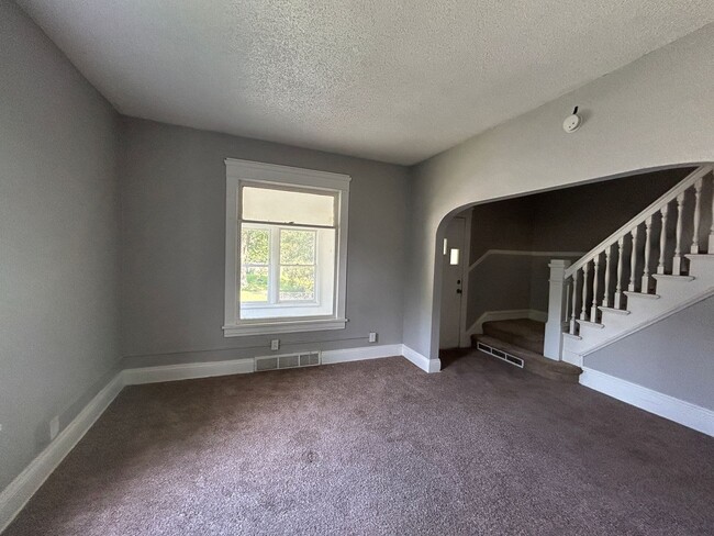 Building Photo - 2 Bedroom 1 Bath House in Moline