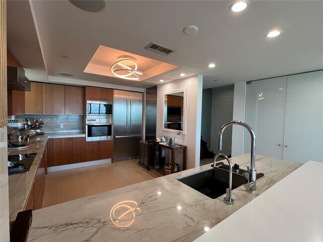 Building Photo - 1331 Brickell Bay Dr