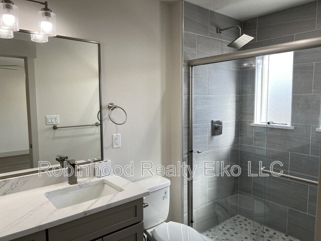 Building Photo - 2433 5th St