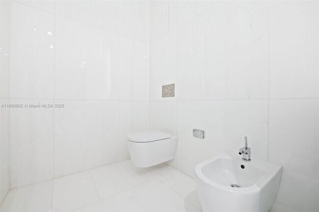 Building Photo - 300 Biscayne Blvd Way