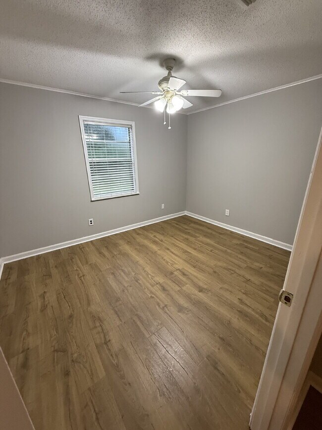 Building Photo - Beautiful 4Bd/2BA Right off Miccosukee Rd.