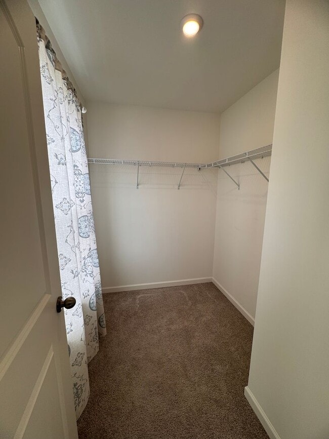 Building Photo - 4BR 2.5Bath Beauty in High Point