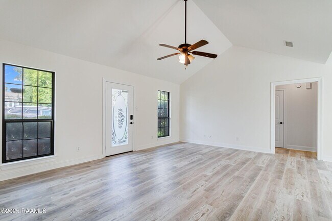 Building Photo - 147 Oak Crest Dr