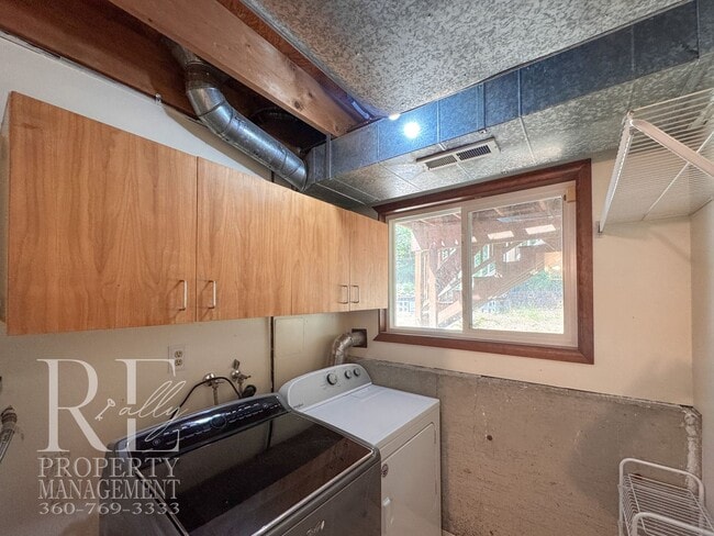 Building Photo - Freshly Painted East Bremerton Home with Expansive Decks & Flexible Living Space