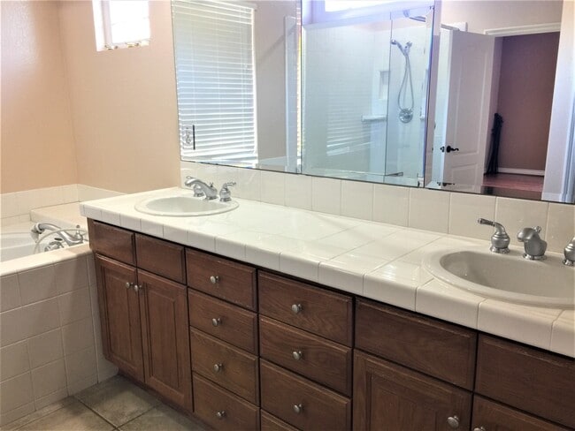 Building Photo - Gorgeous large single family home in Eastlake!