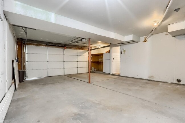 Building Photo - 4 BED 3 BATH HOUSE NEAR CREAK PARK!!!