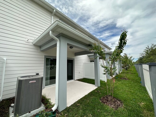 Building Photo - 3 Bedroom, 2.5 Bath Town Home with 1 Car Garage in Grayson Square!