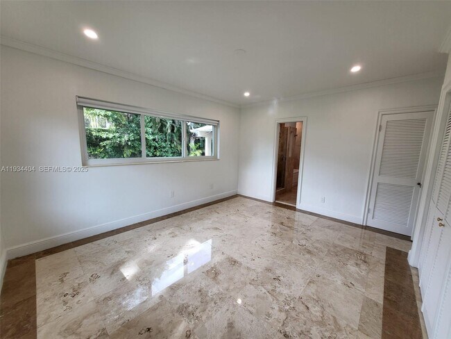 Building Photo - 825 Cremona Ave