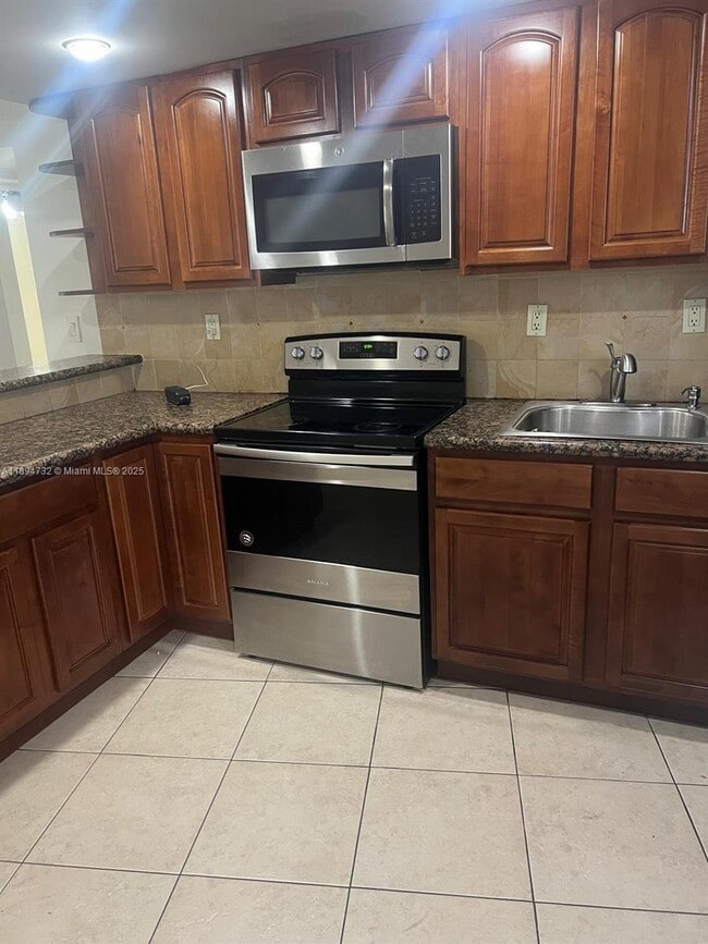 Building Photo - 1663 NE Miami Gardens Dr