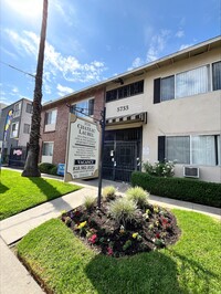 Building Photo - Chateau Laurel Apartments