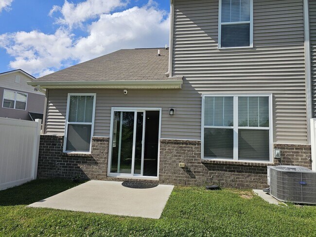 Building Photo - 645 Birdie Dr