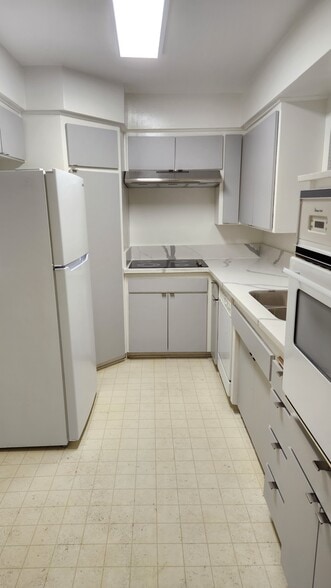 Kitchen - 1637 Veteran Ave