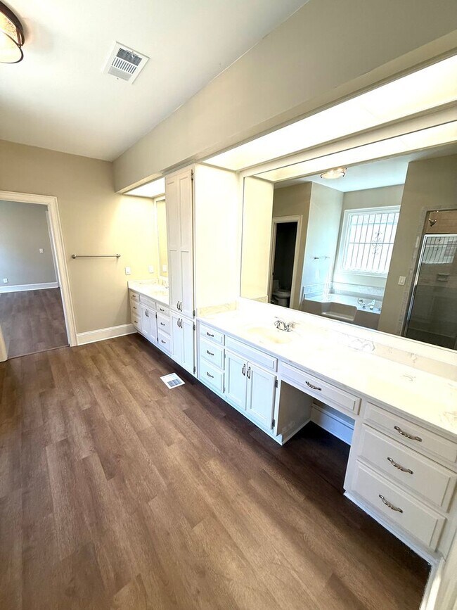 Building Photo - ** 4 Bed 3 Bath located in Old Cloverdale ** Call 334-366-9198 to schedule a self-tour