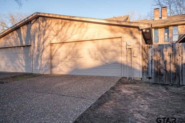Building Photo - 5911 Hollytree Dr