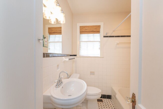 Building Photo - Charming 3-bedroom/2-bath single-family ho...