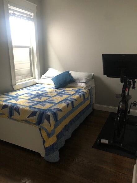smaller second bedroom - 201 Webster St