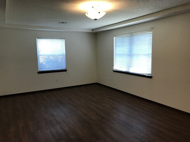 Building Photo - Beautiful 3 bed home for rent in Midwest C...