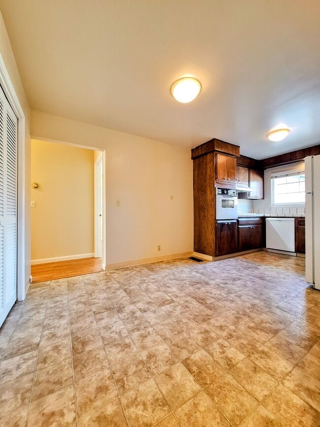 Building Photo - Charming 2bd Duplex With Private Yard & Garage