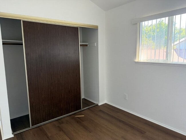 Building Photo - Updated Knollwood Condo with Community Pool
