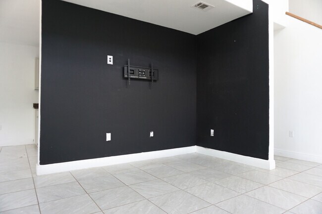 Building Photo - 127 Bronze Cir
