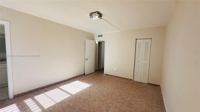 Building Photo - 6900 N Kendall Dr
