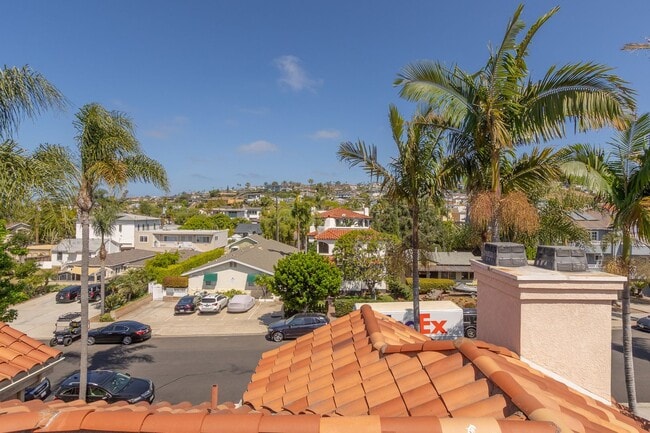 Building Photo - Modern Coastal 3 Bed/3 Bath Townhome w/ Rooftop Deck w/ Bay & Ocean Views in North Pacific Beach!