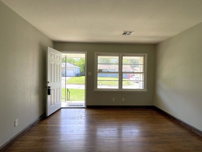 Building Photo - Beautiful Home with Granite and Hardwood!-...