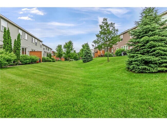 Building Photo - Rare 3 bed 4 bath updated almost 2300 sf townhouse in Woodbury!