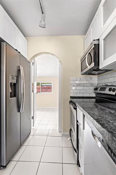 Building Photo - 1415 NE 25th St