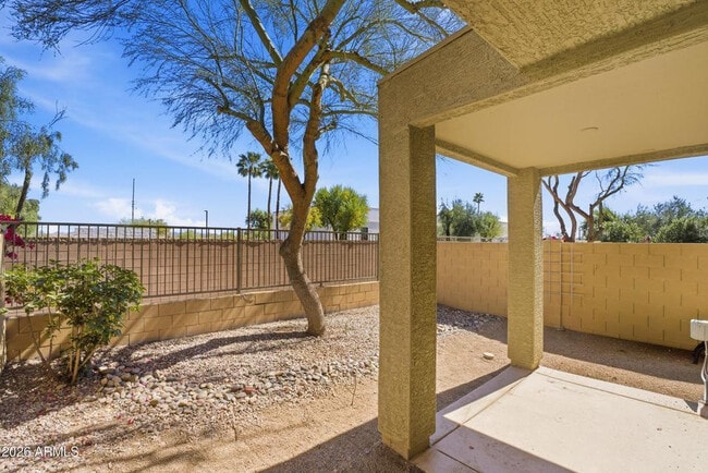 Building Photo - 2250 E Deer Valley Dr