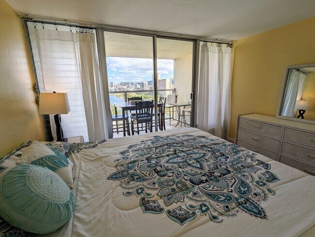 Building Photo - Island Colony 1-Bed 1-Bath, Sweeping Mount...