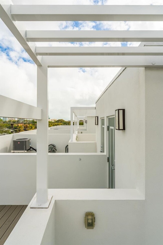 Building Photo - 721 SW 11th St