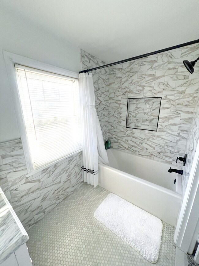 Guest Bathroom (Upstairs) - 38 Volusia Ave