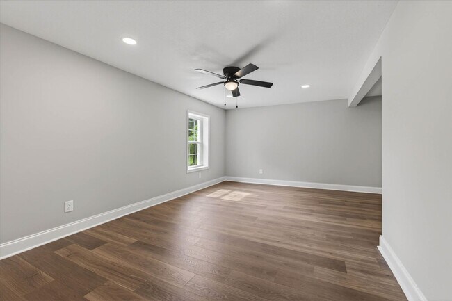 Building Photo - 221 Clearview Dr