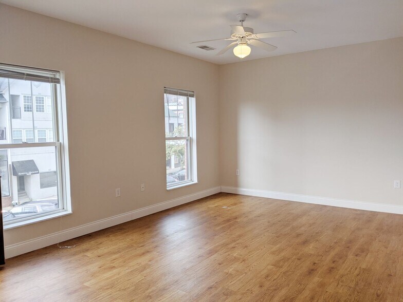 Building Photo - Sixth &amp; Washington