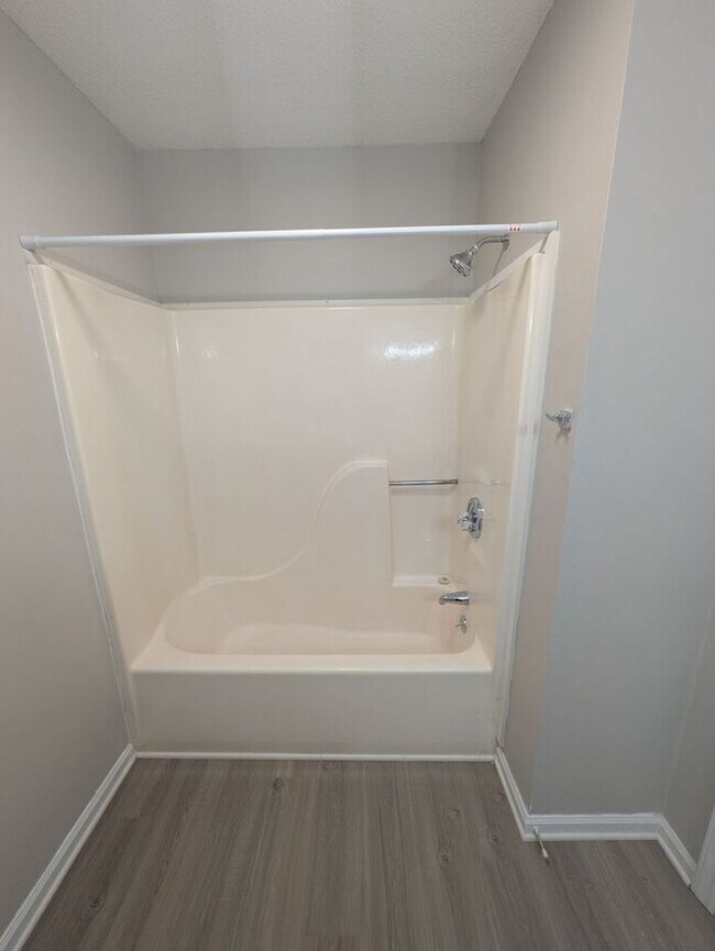 Building Photo - 2BD/1B End Unit at Northtowne Heights