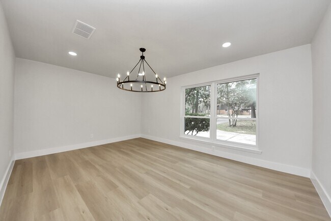 Building Photo - 26206 Maplewood Dr