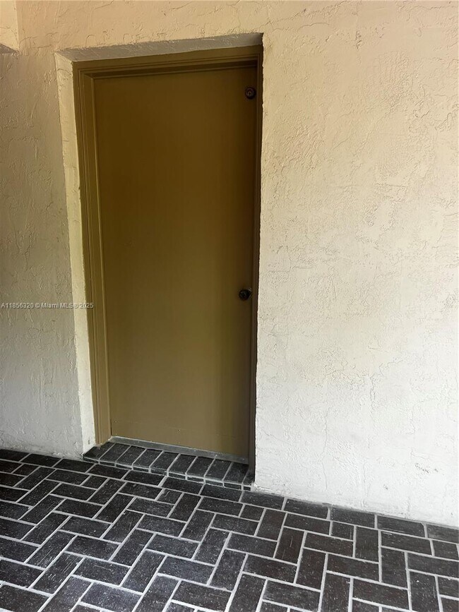 Building Photo - 9402 SW 77th Ave