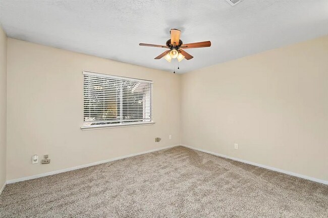 Building Photo - 2 Bedroom, 1.5 Bath Townhome – Modern Comfort in a Great Location!